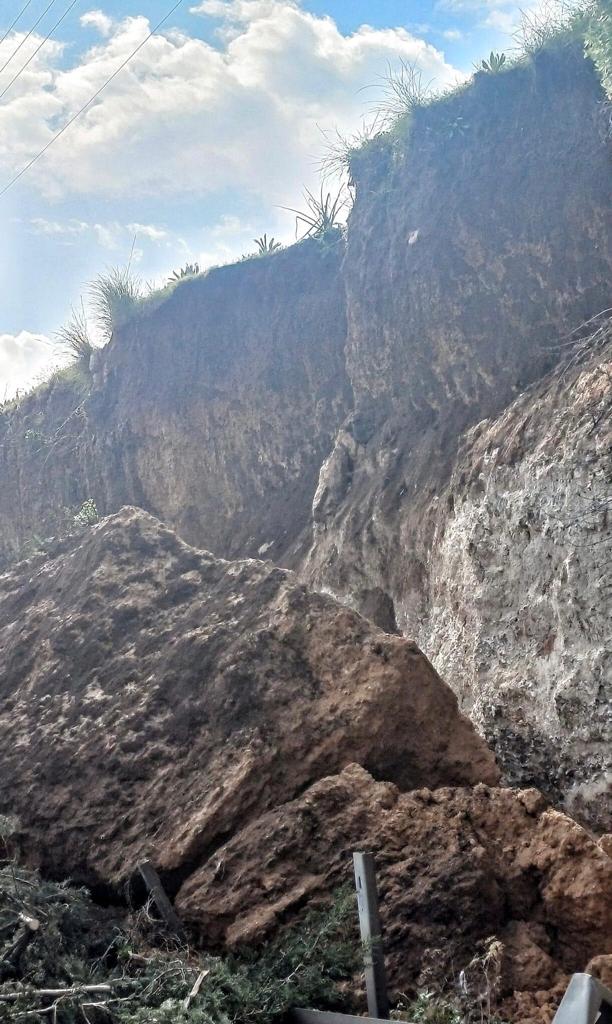 بالصور- انزلاق للتربة والصخور على أوتوستراد شكا- أنفه